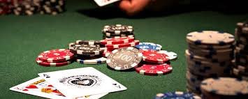 Pengalaman live casino interaktif termasuk permainan poker dan roulette di skintoto